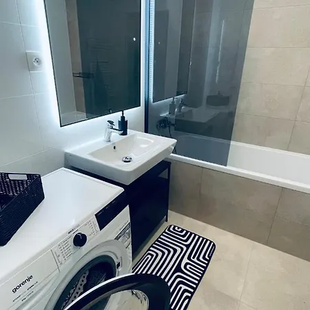 Rozlahly Apartman So Zahradkou, Zdarma Parkovne, Blizko Centra Apartment