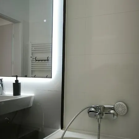 Rozlahly Apartman So Zahradkou, Zdarma Parkovne, Blizko Centra Apartment *