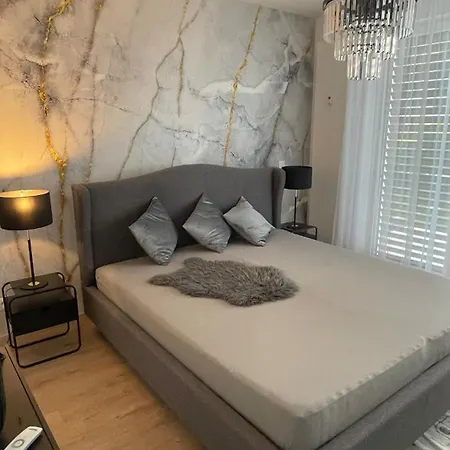 Rozlahly Apartman So Zahradkou, Zdarma Parkovne, Blizko Centra * Trnava