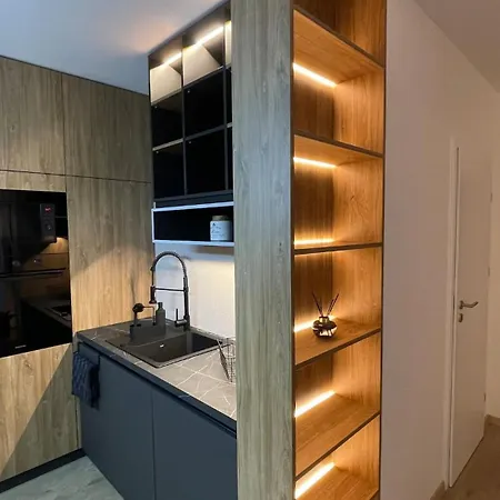 Rozlahly Apartman So Zahradkou, Zdarma Parkovne, Blizko Centra Trnava