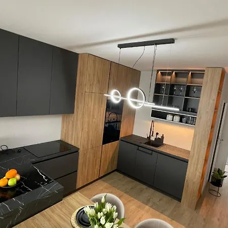 Rozlahly Apartman So Zahradkou, Zdarma Parkovne, Blizko Centra Trnava