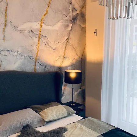 Rozlahly Apartman So Zahradkou, Zdarma Parkovne, Blizko Centra