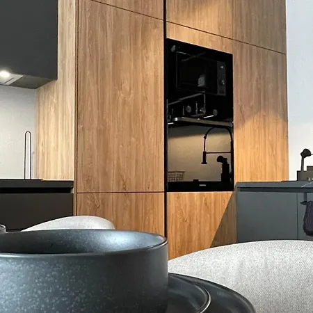 Rozlahly Apartman So Zahradkou, Zdarma Parkovne, Blizko Centra Apartment