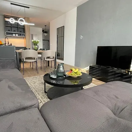 Apartment Rozlahly Apartman So Zahradkou, Zdarma Parkovne, Blizko Centra *