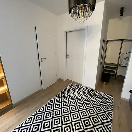Rozlahly Apartman So Zahradkou, Zdarma Parkovne, Blizko Centra * Trnava