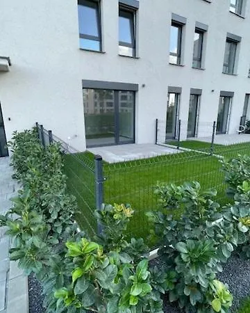 Rozlahly Apartman So Zahradkou, Zdarma Parkovne, Blizko Centra *