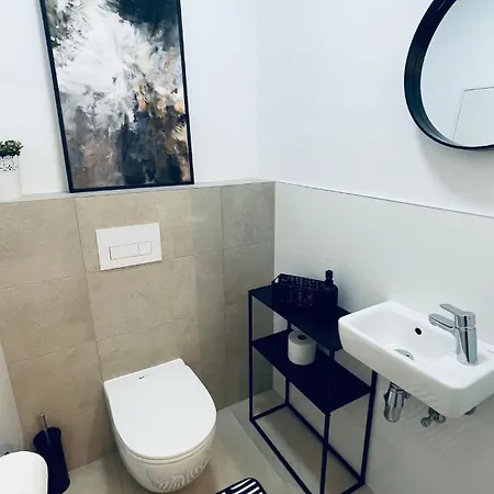 Rozlahly Apartman So Zahradkou, Zdarma Parkovne, Blizko Centra