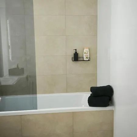 Rozlahly Apartman So Zahradkou, Zdarma Parkovne, Blizko Centra Apartment