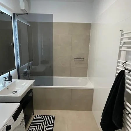 Rozlahly Apartman So Zahradkou, Zdarma Parkovne, Blizko Centra Apartment *