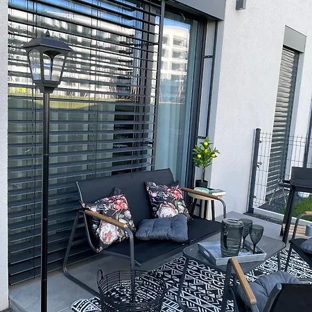 Rozlahly Apartman So Zahradkou, Zdarma Parkovne, Blizko Centra Apartment